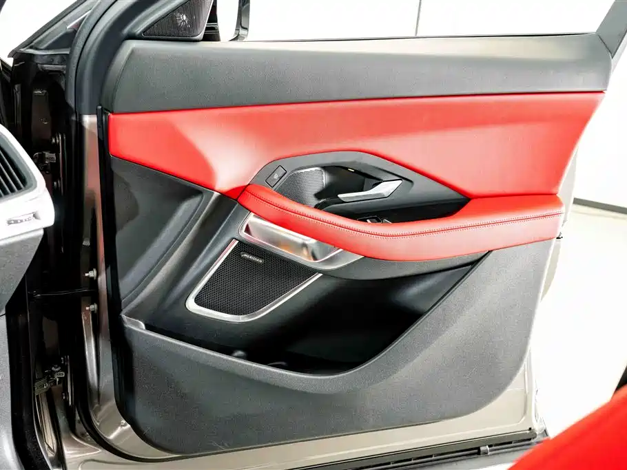 Jaguar E-PACE 2023 — фото 15