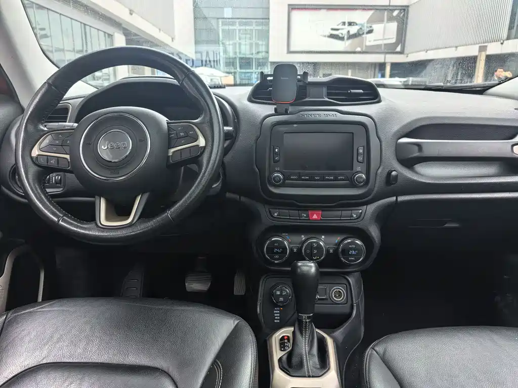 Jeep Renegade 2017 — фото 12