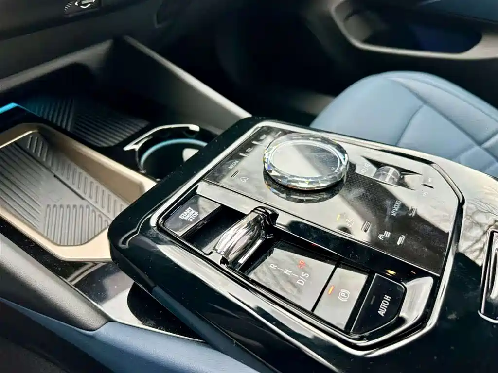 BMW 5 Series 2025 — фото 11