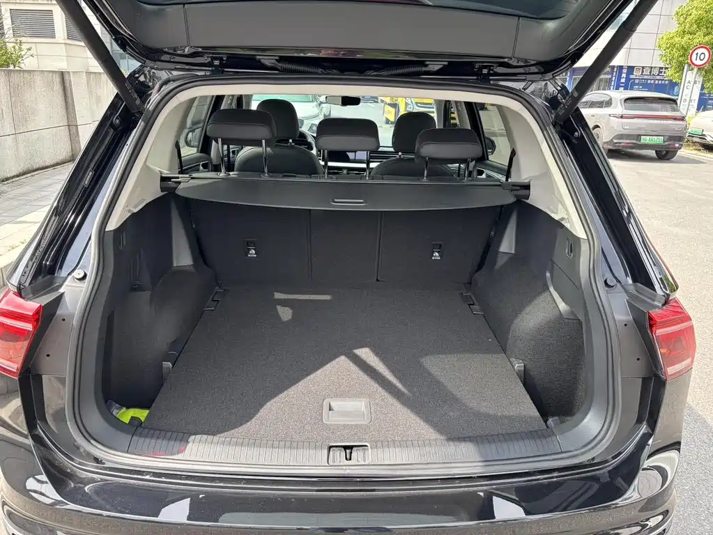 Volkswagen Tiguan L 2023 — фото 12