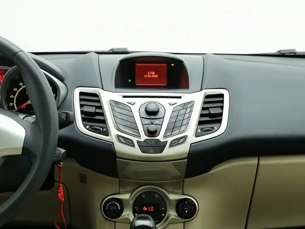 Ford Fiesta 2010 — фото 12
