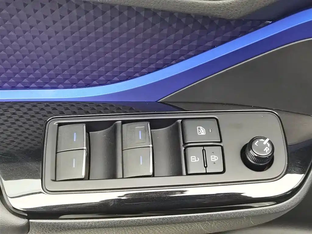 Toyota C-HR 2019 — фото 9