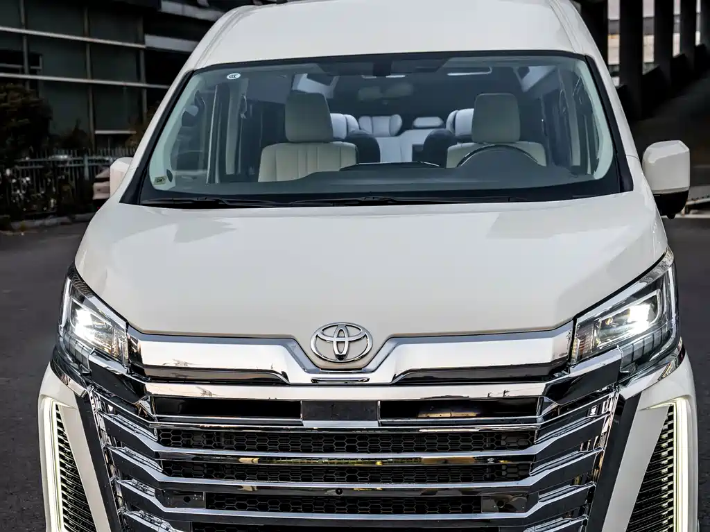 Toyota Hiace — фото 11