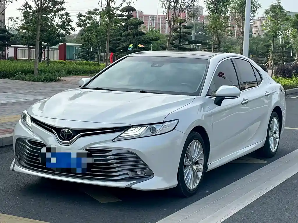 Toyota Camry 2018 — фото 1