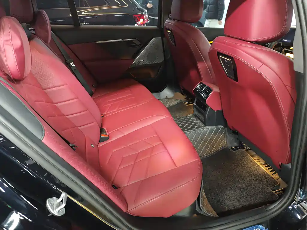 BMW 5 Series 2025 — фото 14