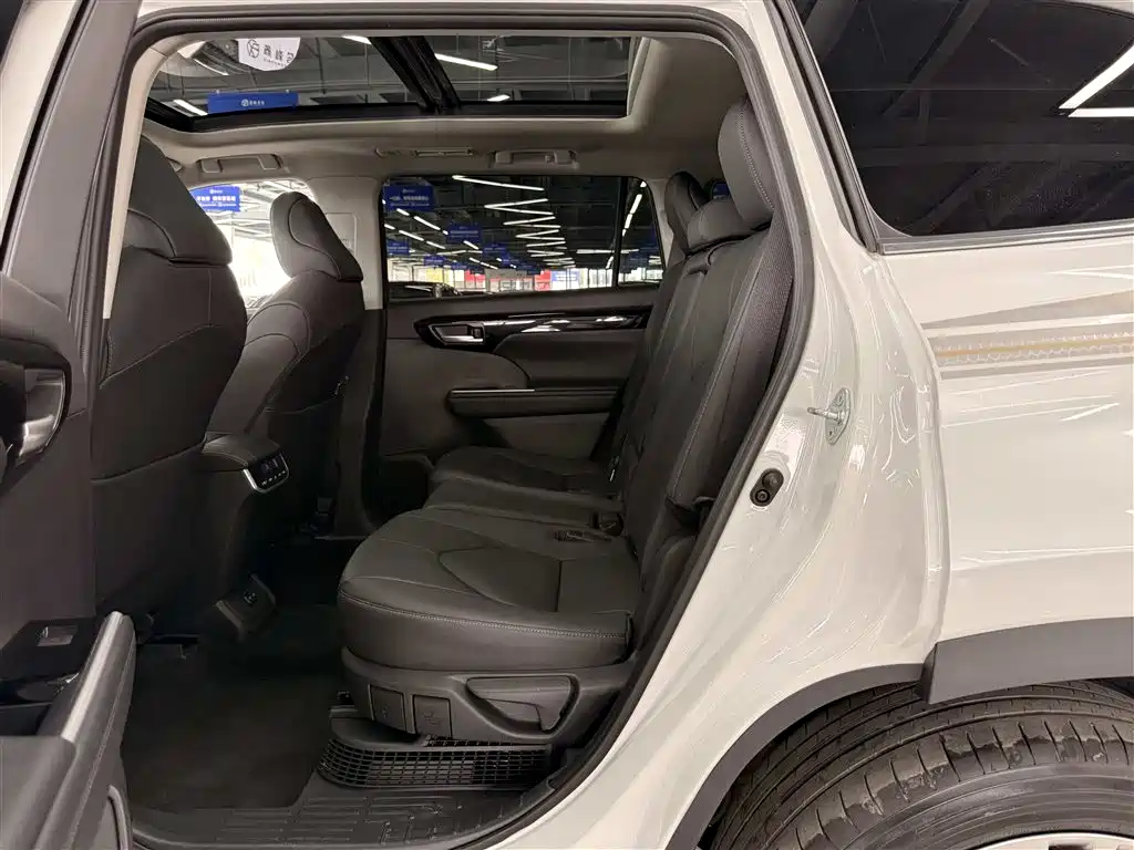 Toyota Highlander 2024 — фото 12