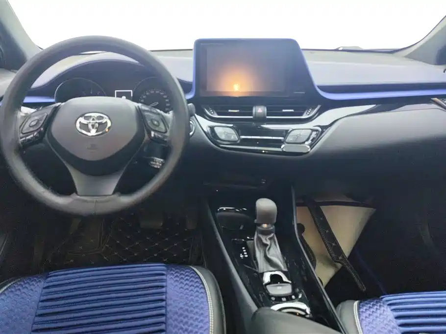 Toyota C-HR 2019 — фото 12
