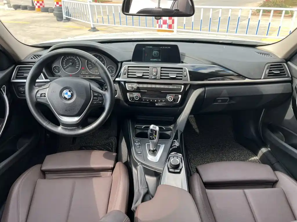 BMW 3 Series 2018 — фото 12