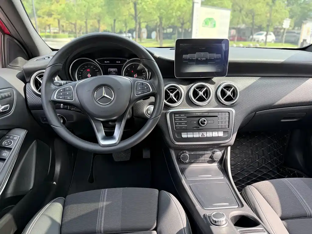Mercedes-Benz A-Class 2017 — фото 15