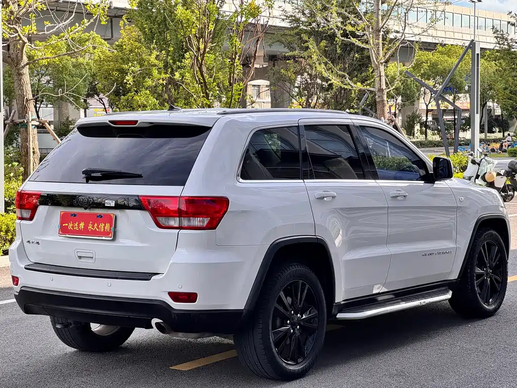 Jeep Grand Cherokee 2012 — фото 18