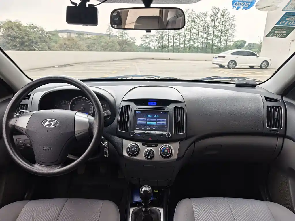 Hyundai Elantra 2015 — фото 9