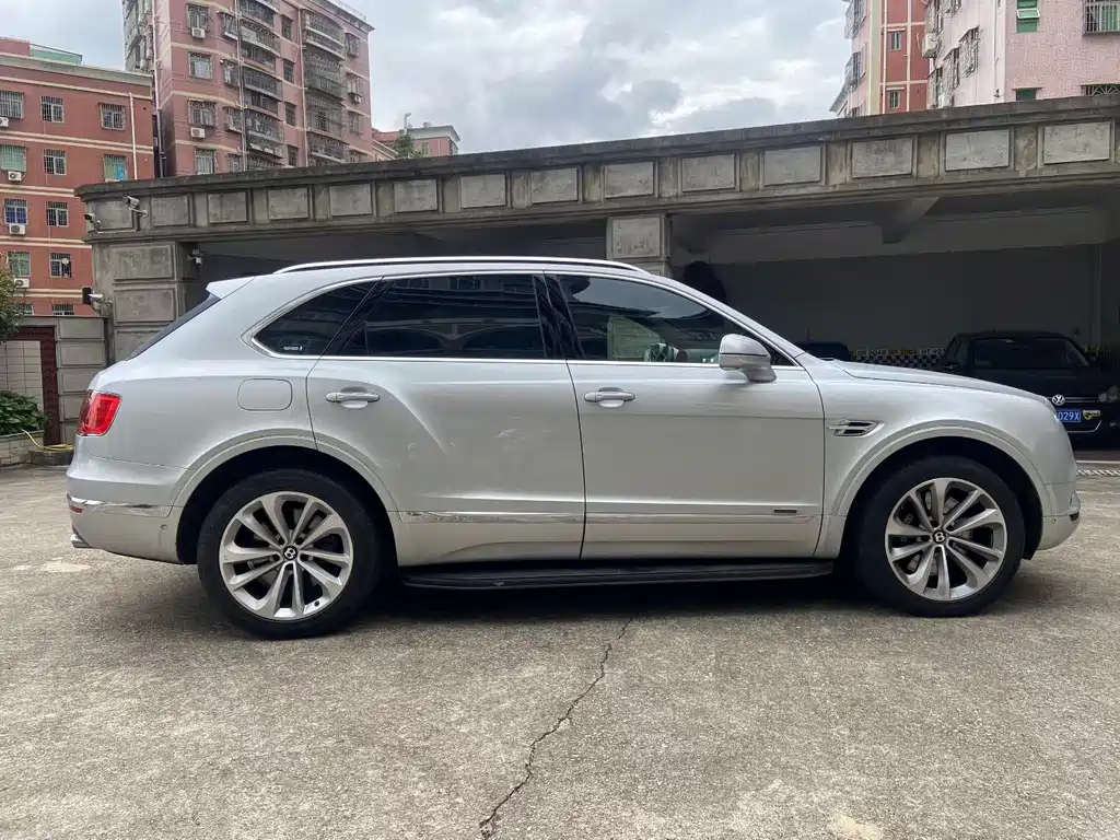Bentley Bentayga 2018 — фото 8