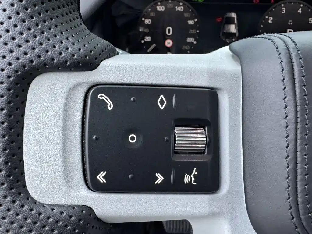 Land Rover Defender 2023 — фото 12