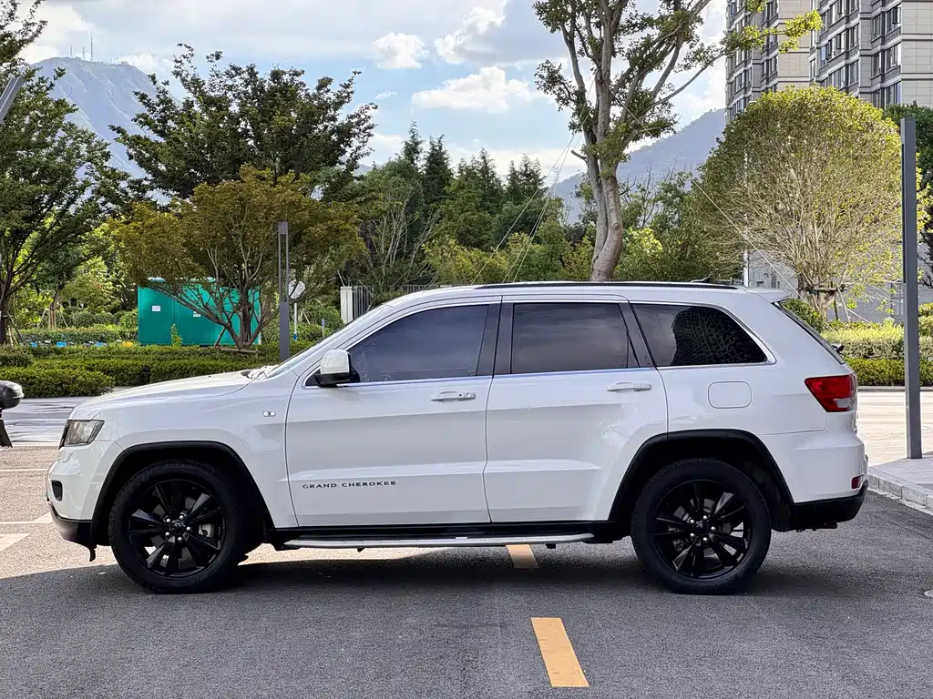Jeep Grand Cherokee 2012 — фото 22