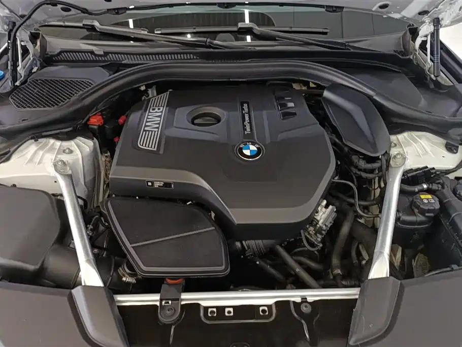 BMW 5 Series 2019 — фото 10