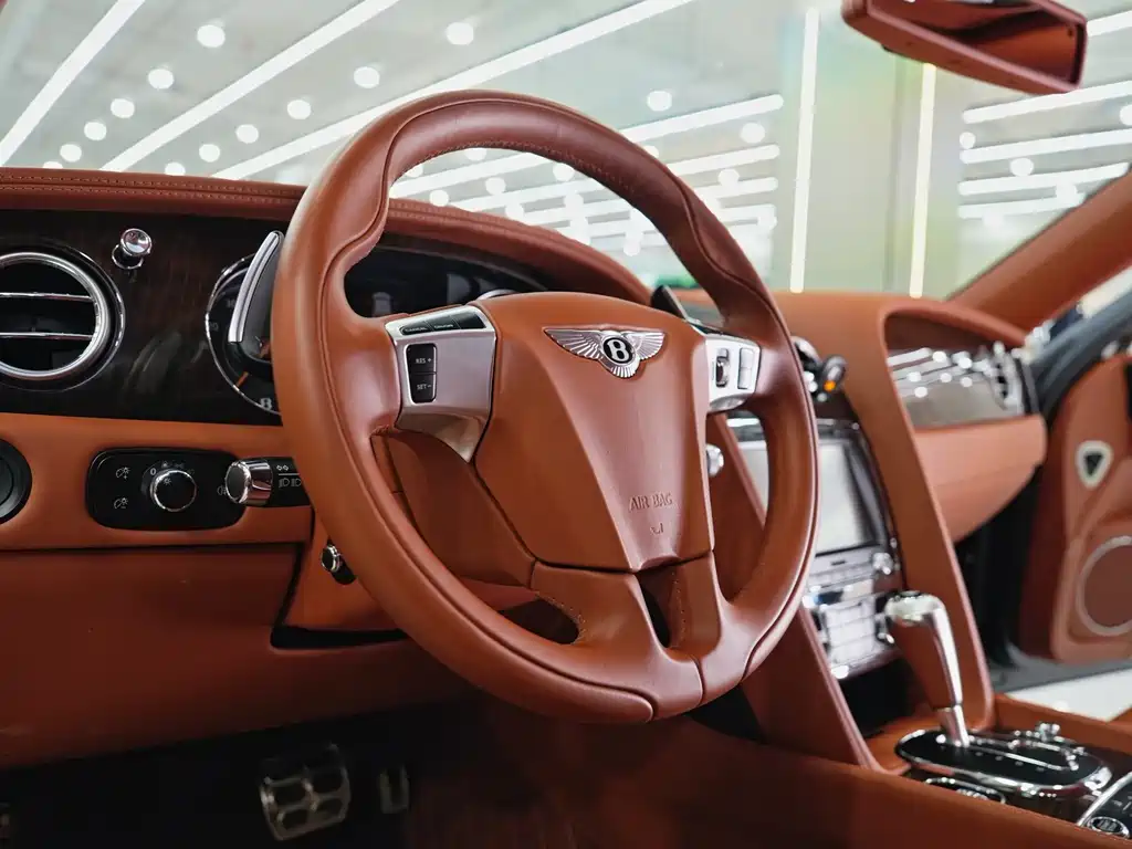 Bentley Flying Spur 2017 — фото 17