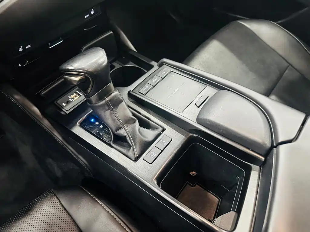 Lexus ES 2018 — фото 16