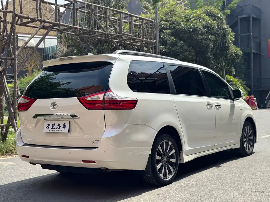 Toyota Sienna 2019 — фото 33