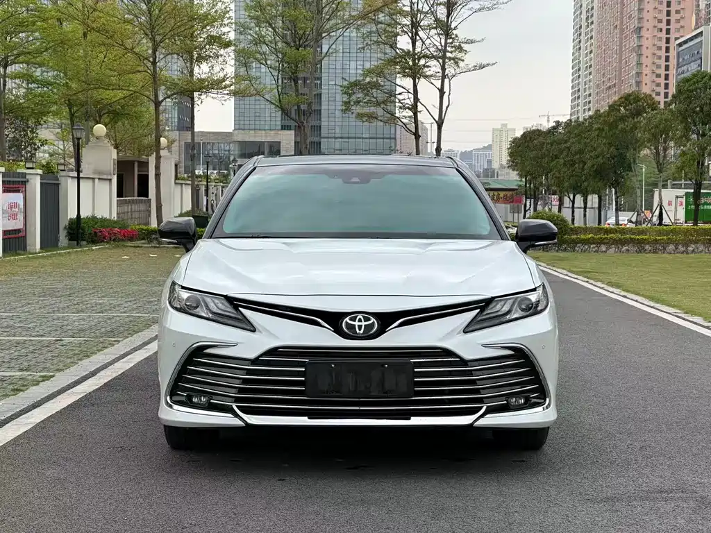 Toyota Camry 2022 — фото 2