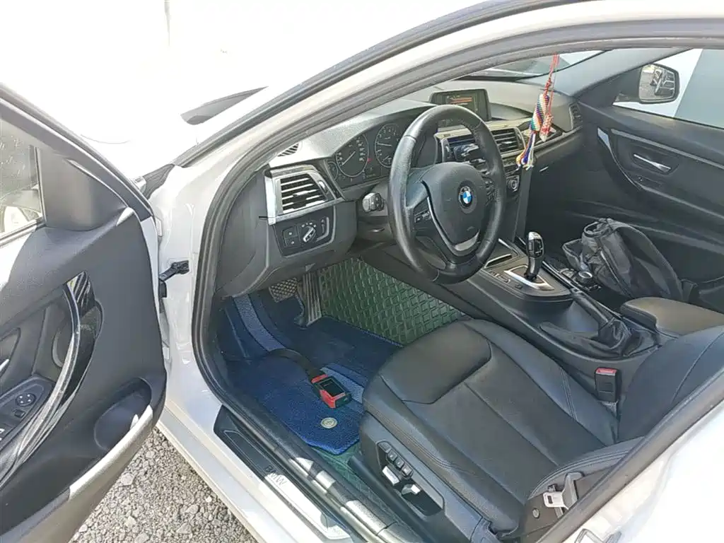 BMW 3 Series 2017 — фото 16