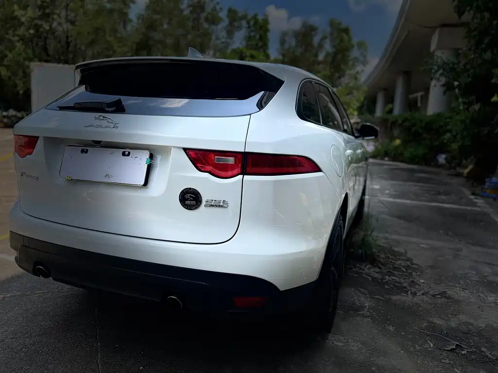 Jaguar F-PACE 2017 — фото 17