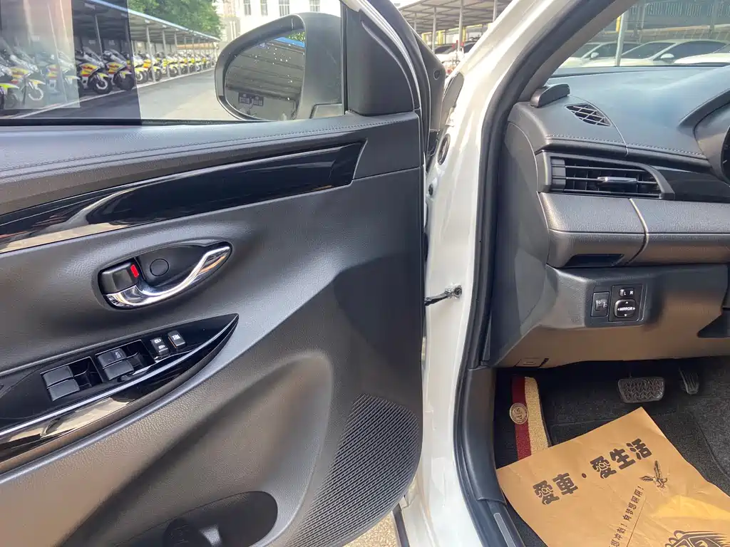 Toyota Yaris L 2022 — фото 15