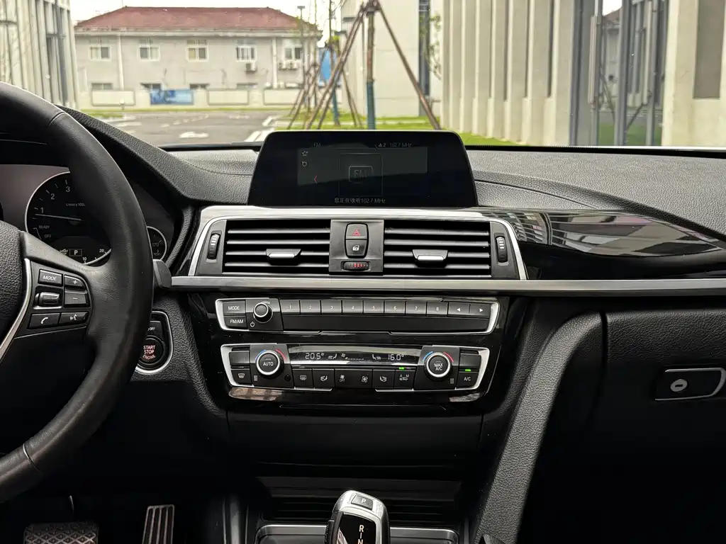 BMW 3 Series 2017 — фото 12