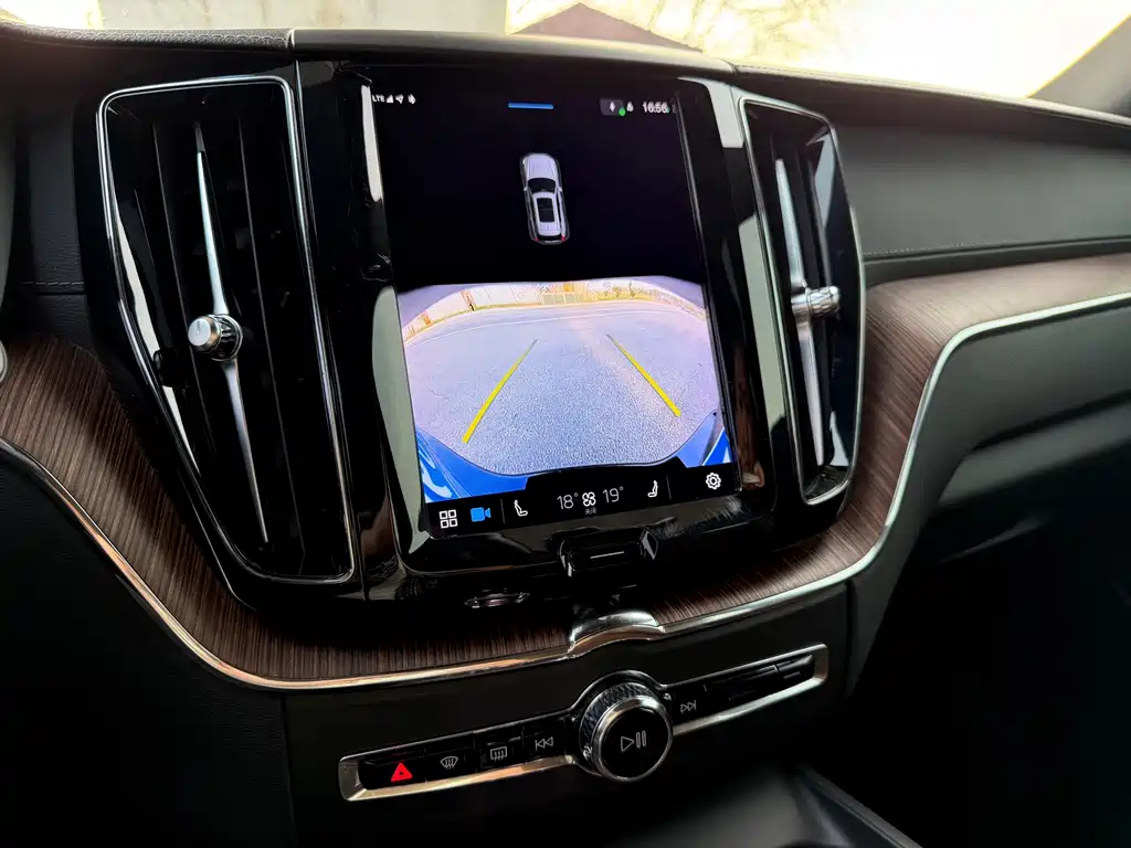Volvo XC60 2023 — фото 14