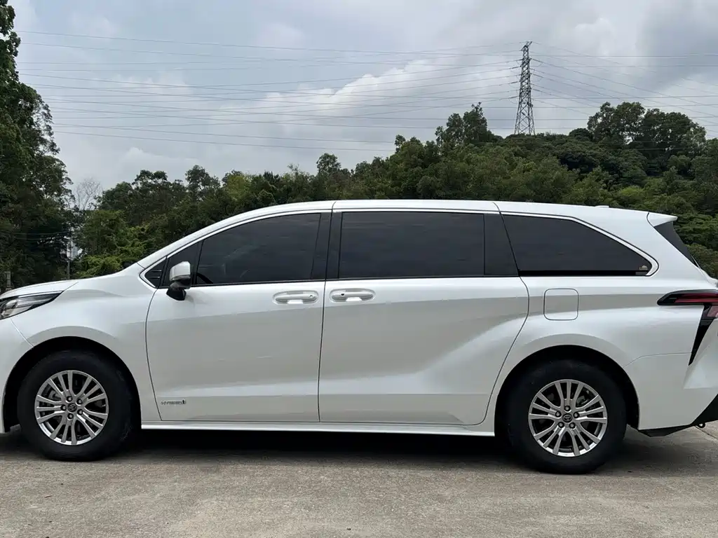 Toyota Sienna 2022 — фото 24