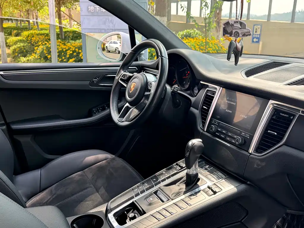 Porsche Macan 2018 — фото 17
