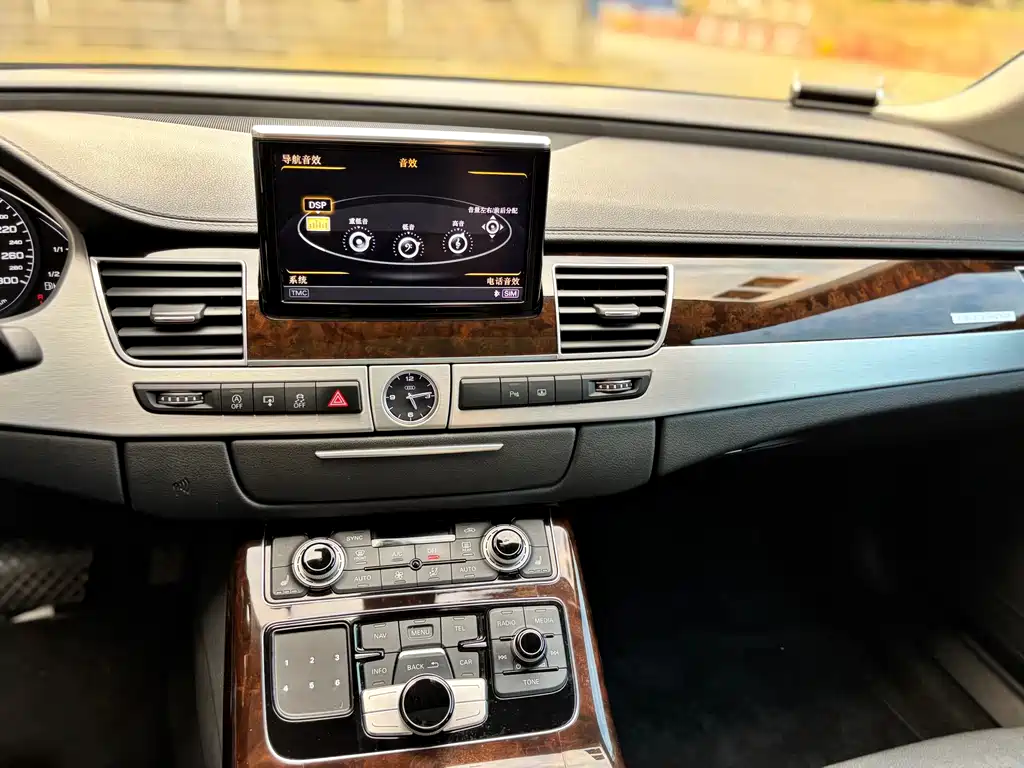 Audi A8 2014 — фото 11