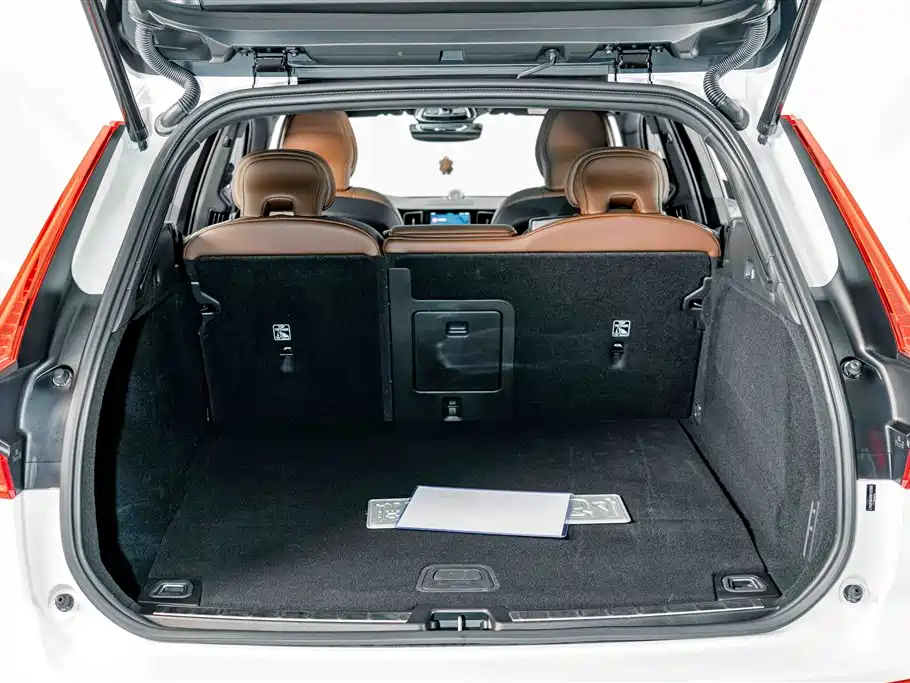 Volvo XC60 Plug-In Hybrid 2025 — фото 25