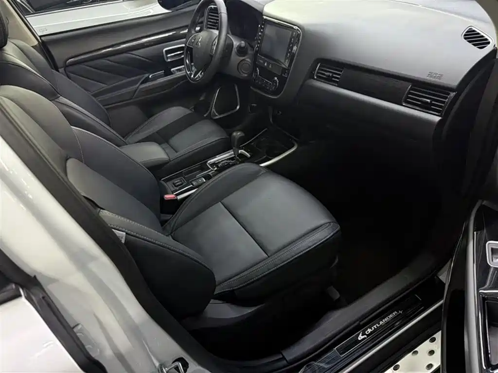 Mitsubishi Outlander 2019 — фото 13