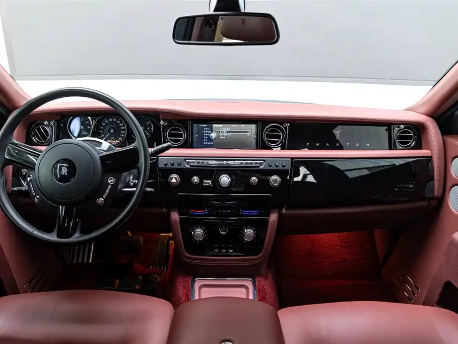 Rolls-Royce Phantom 2016 — фото 10