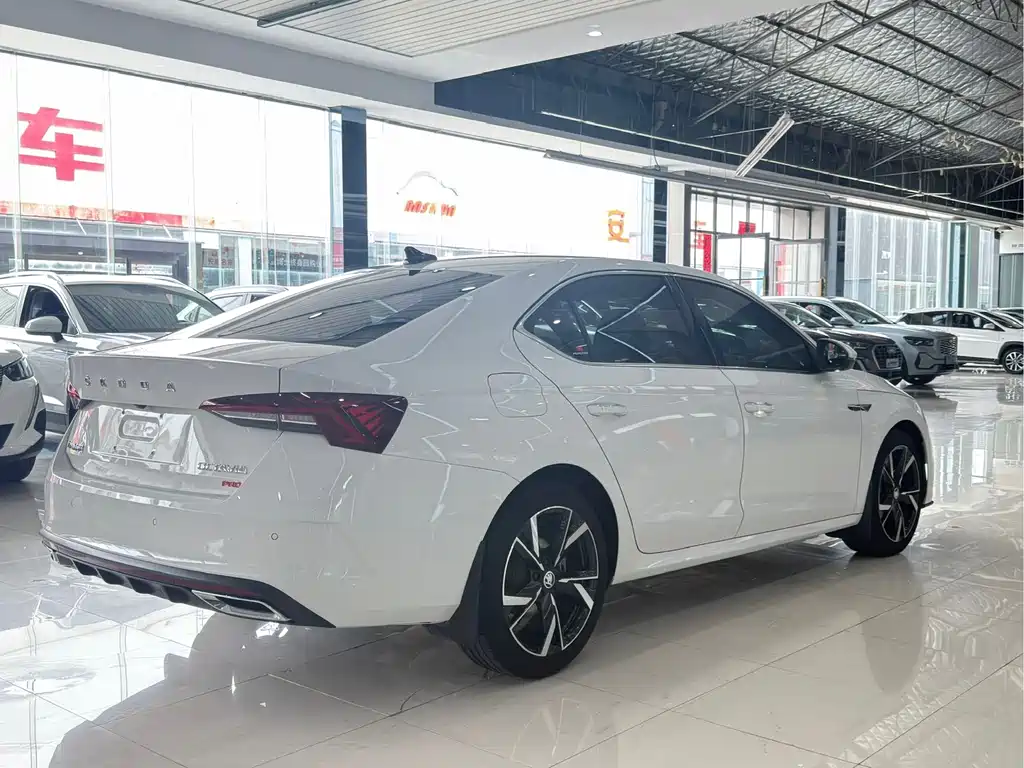 Skoda Octavia 2023 — фото 15