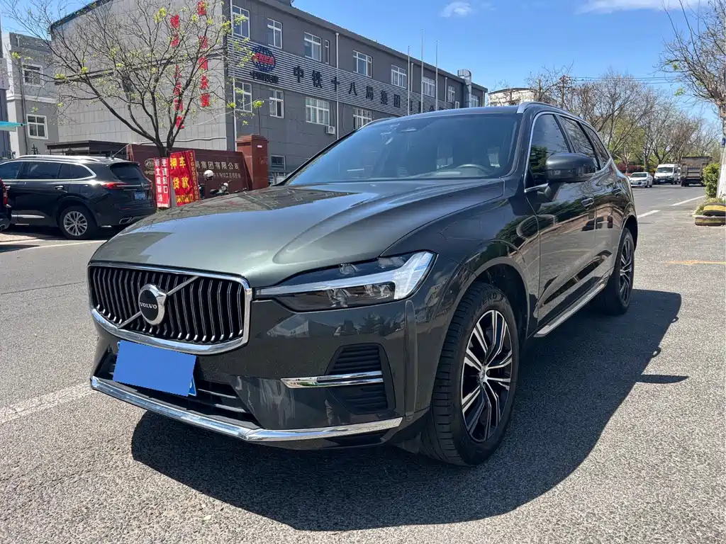 Volvo XC60 2022 — фото 1