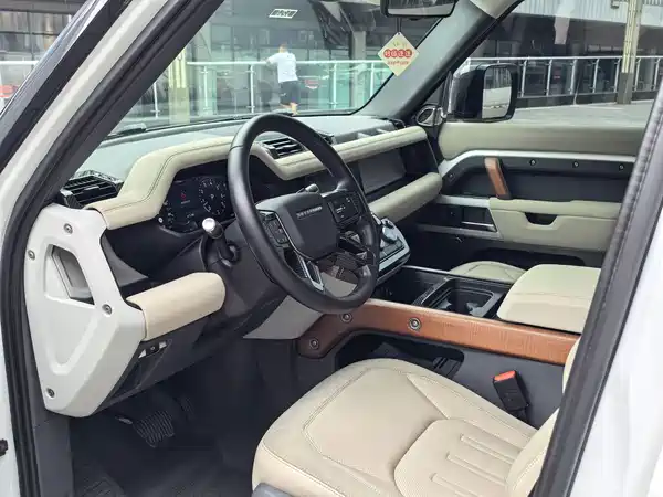 Land Rover Defender 2021
