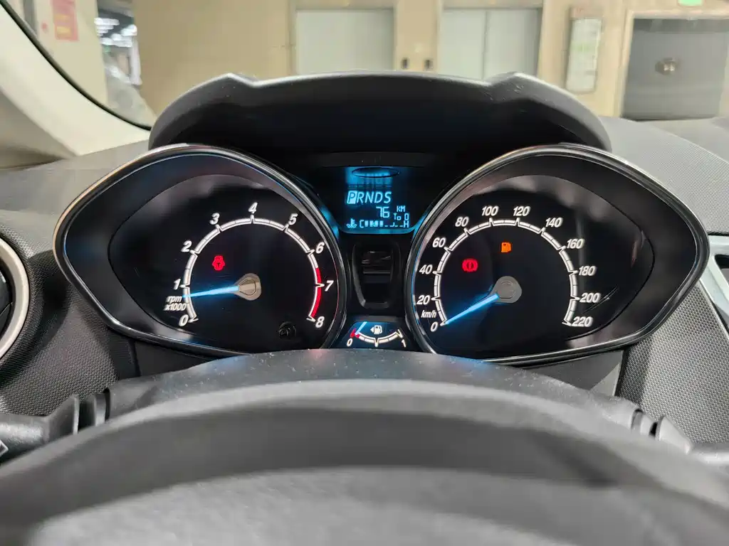 Ford Fiesta 2014 — фото 16