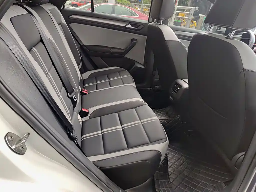 Volkswagen T-Roc 2023 — фото 11