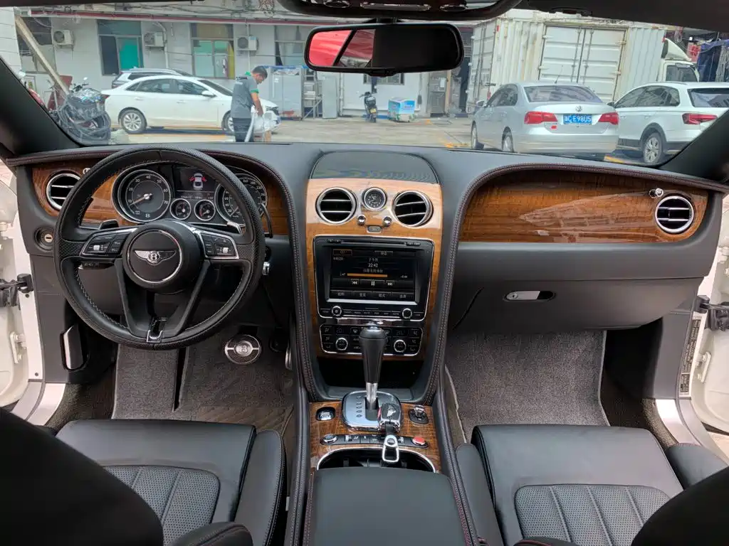 Bentley Continental 2013 — фото 10