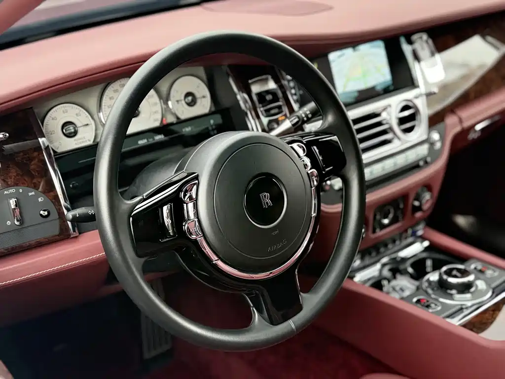 Rolls-Royce Ghost 2018 — фото 15
