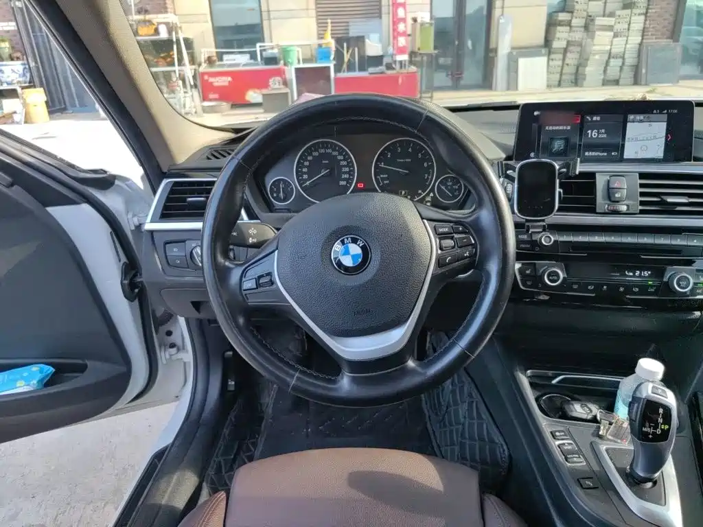 BMW 3 Series 2019 — фото 11