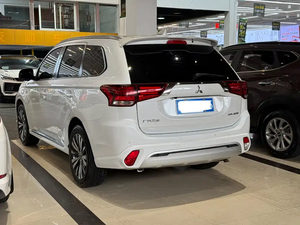 Mitsubishi Outlander 2022 — фото 4