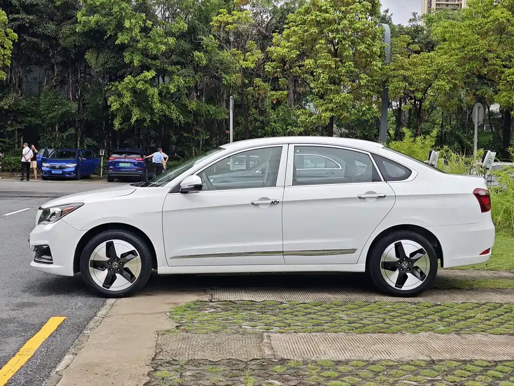 Dongfeng E70 2021