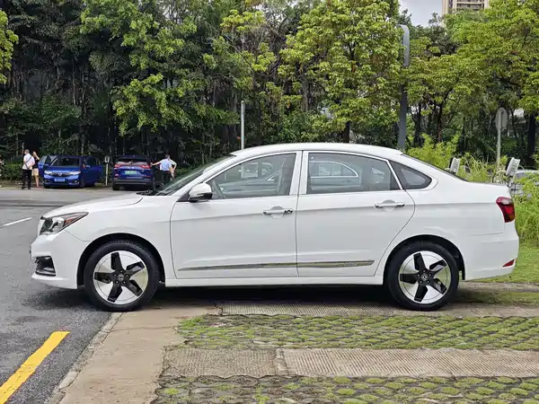 Dongfeng E70 2021