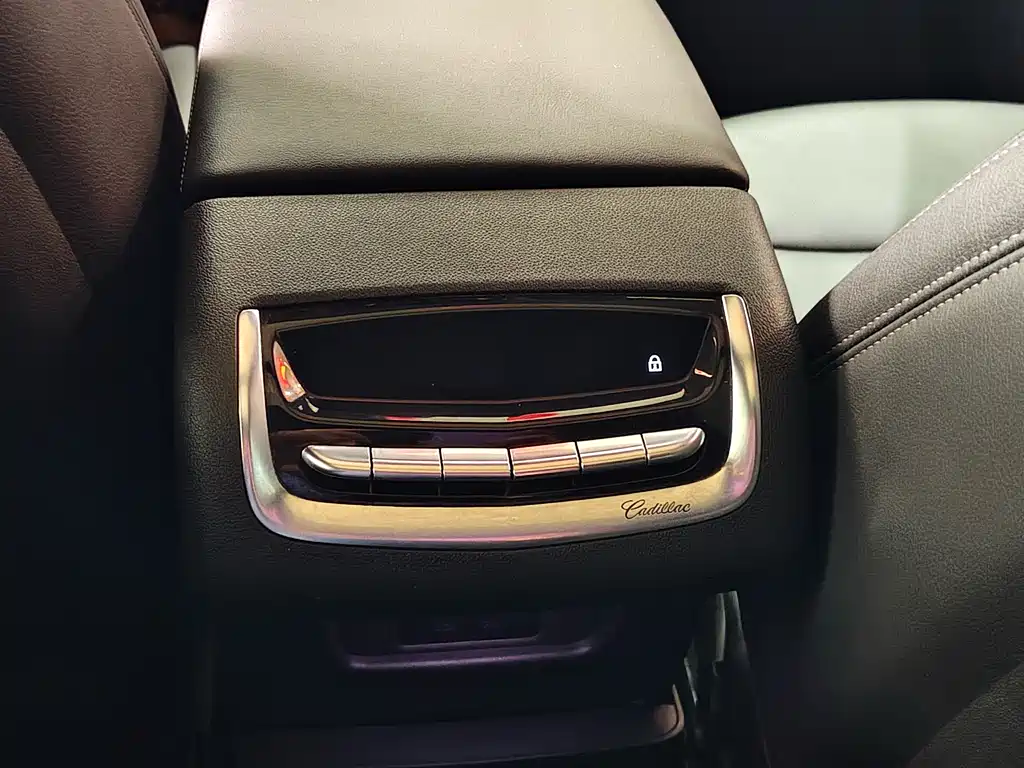 Cadillac XT6 2021 — фото 12