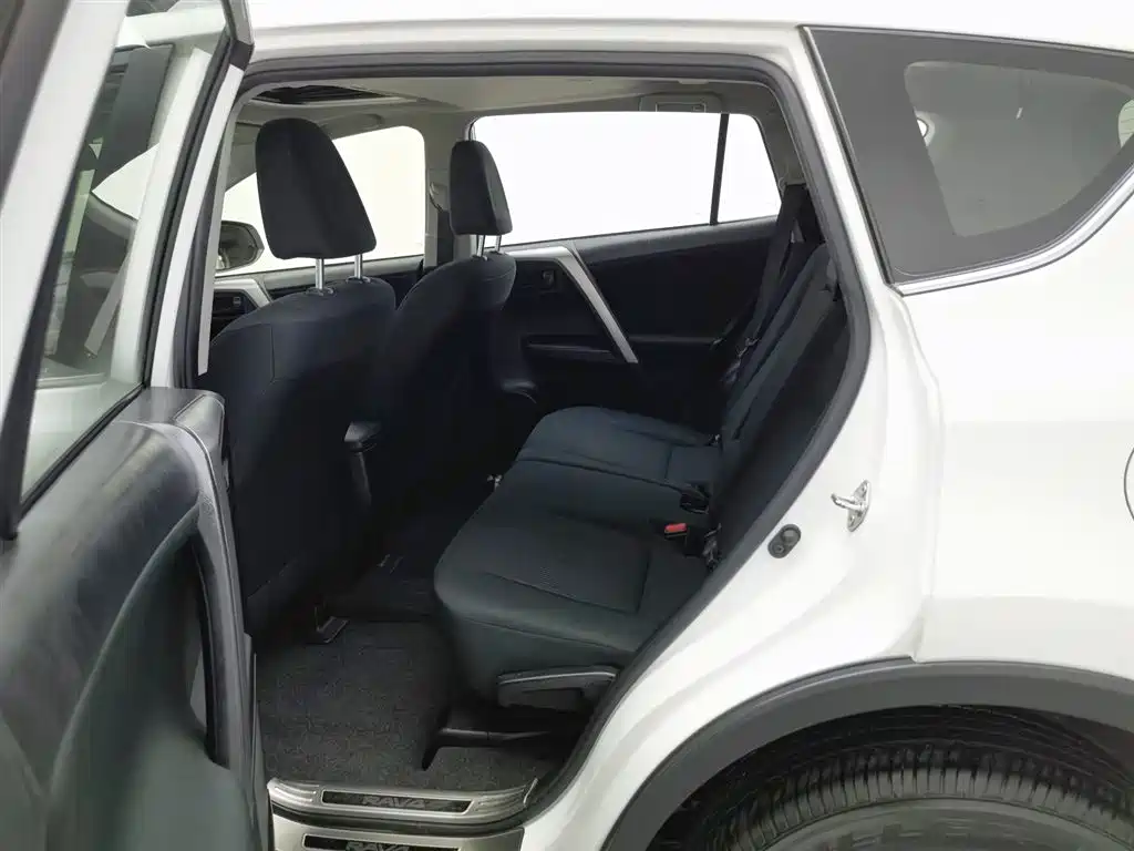 Toyota RAV4 2018 — фото 15