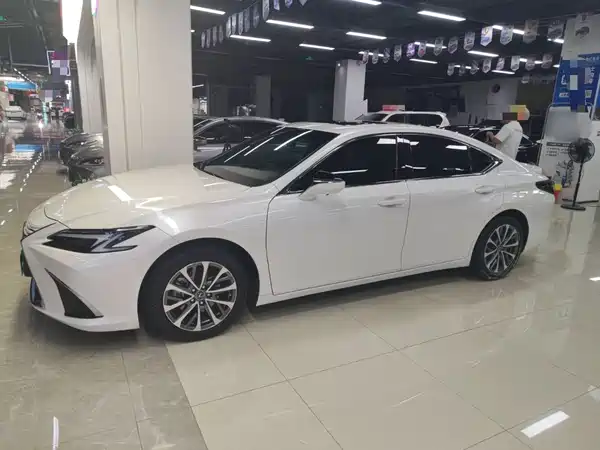 Lexus ES 2025
