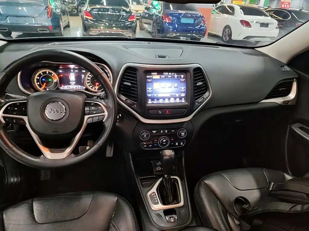 Jeep Cherokee 2017 — фото 13