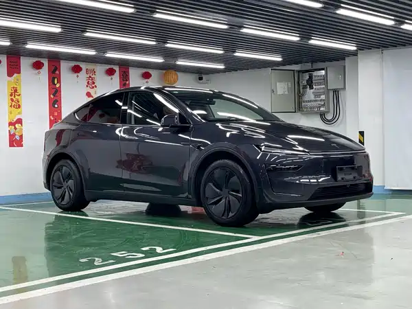Tesla Model Y 2025